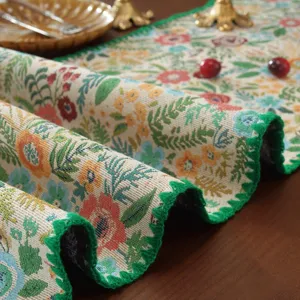 Runner da tavola jacquard floreale vintage con bordo smerlato verde per la decorazione.