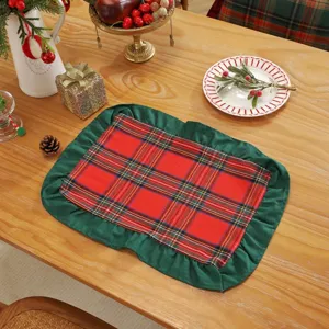 Set de table carré de Noël à carreaux rouges et verts avec bordure à volants festifs