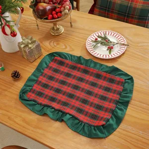 Set de table de Noël à carreaux avec bord volanté, nappe en tissu polyester coton pour déco de fête.
