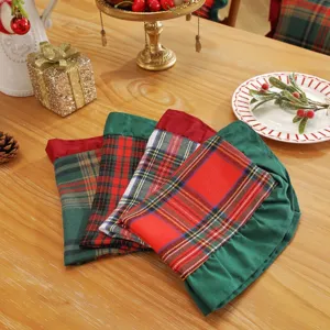Nappe de noël à carreaux avec volants, tissu en coton teint en fil pour déco de fête.