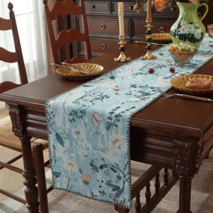 Vista dettagliata del runner da tavola jacquard in stile rétro americano con motivo floreale.