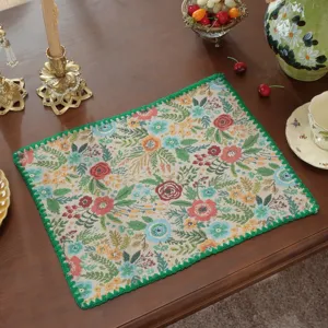 Corsia da tavolo jacquard vintage americano con motivo floreale e bordo smerlato dettaglio.