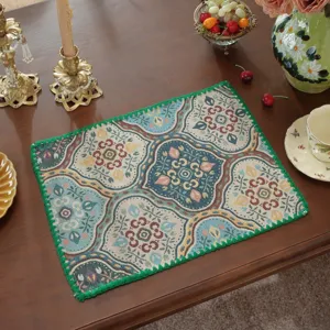 Tovaglietta americana jacquard vintage con bordo verde per decorazione della tavola.