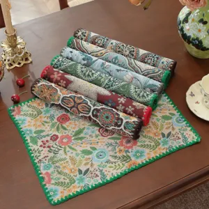 Vista dettagliata del runner da tavola in jacquard vintage americano con motivo floreale e bordo.