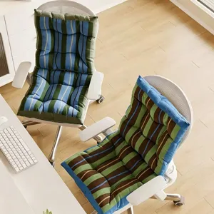 Detailansicht des retro gestreiften Buerostuhlkissens mit dicker Polsterung und Design.