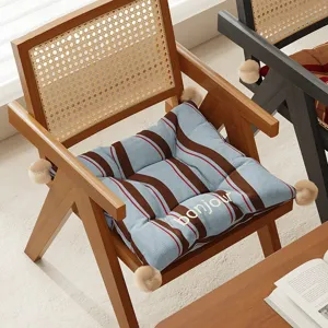 Retro gestreiftes Stuhlkissen mit süßen Pompons, verdicktes bequemes Sitzkissen für Zuhause.