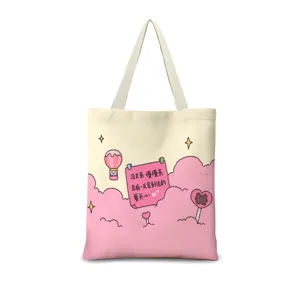 Vue détaillée du sac en toile rose avec nuages, illustration mignonne et citation inspirante.