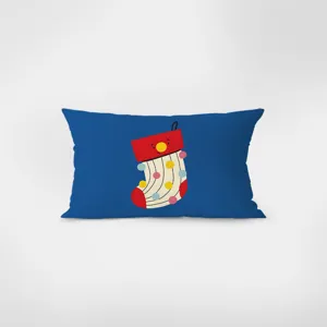 Vue détaillée d'un coussin rectangulaire bleu avec un joli imprimé de chaussette de Noël.