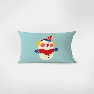 Vue détaillée du coussin rectangulaire avec joli imprimé de bonhomme de neige, doux et confortable