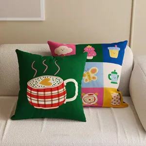 Skandinavisches Kissen für Sofa und Wohnzimmer mit niedlichem Aufdruck und gemütlich.