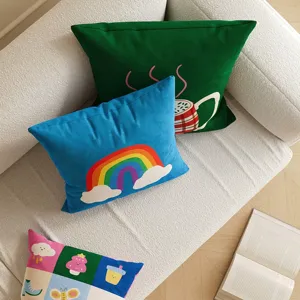 Dekorative Kissen für Sofa und Wohnzimmer, gemütliche Kissenbezüge mit süßen Motiven.