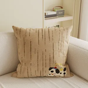 Gemütliches Kissen in Beige mit niedlichem Zeichentrickhund und Streifen für das Sofa.