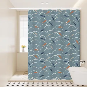 Escena de cortina de ducha de baño con patrón de olas japonesas y peces en azul y blanco.
