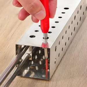 Detailaufnahme eines Zimmermannsbleistifts mit langer Nase beim Markieren