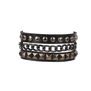 Primo piano di bracciale punk in pelle PU nera con borchie