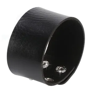 Dettaglio di un ampio bracciale punk in pelle PU nera con bottoni a pressione in argento.