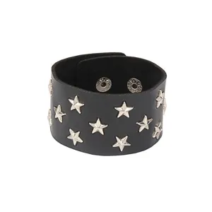 Vista dettagliata del bracciale a polsino in pelle PU nera stile punk con borchie a stella