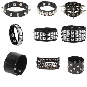 Vista dettagliata di nove bracciali punk in pelle PU nera con borchie e punte metalliche.