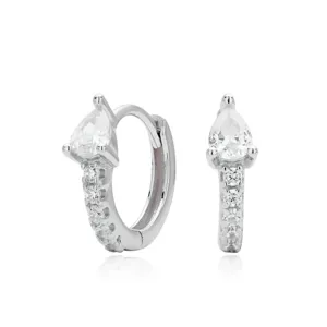 Detailweergave van S925 sterling zilveren huggie oorbellen met peervormige zirkonia steen