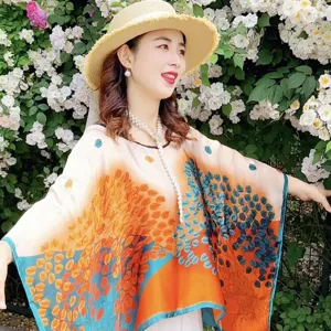 Eleganter 110 cm Satin-Viereckschal als Poncho mit buntem Baumblatt-Druck gestylt