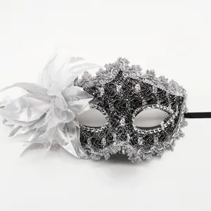 Elegante máscara de encaje plateado con detalle de flor para fiestas de disfraces