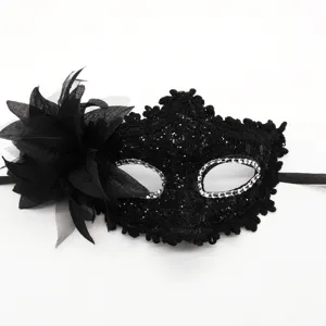 Elegante máscara de encaje negro para fiestas con flor lateral y lentejuelas