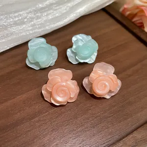 Schicke Harz Rosen Blüte Ohrstecker in Hellblau und Rosa, süßer und eleganter Schmuck.