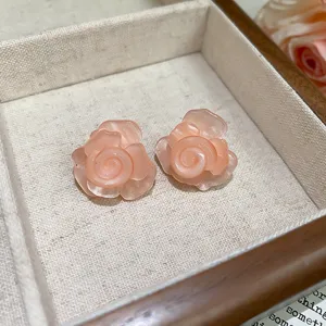 Zarte rosa Harz Rose Ohrstecker Detailansicht, süßer und eleganter Damenschmuck.
