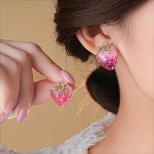 Hübsche Harz Erdbeere Ohrstecker für Damen, süßer Stil, modischer Trendschmuck Accessoire.