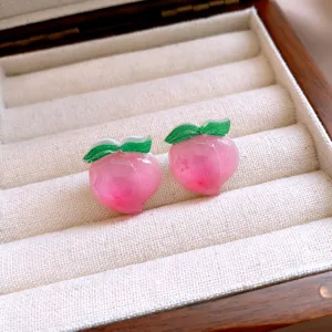 Detailansicht süße rosa Pfirsich Harz Ohrstecker, süßer modischer Schmuck für Alltag.