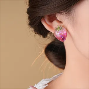 Rosa Glitzer Harz Erdbeere Ohrstecker für Damen, süße und niedliche Mode Schmuck Accessoires.