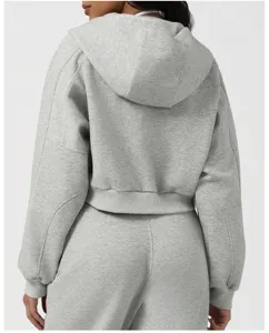 Rückansicht des grauen kurzen Hoodies und passender Jogginghose, weicher Fleece-Stoff.