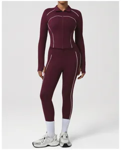 Completo yoga bordeaux da donna giacca sportiva con zip e leggings con profili a contrasto.