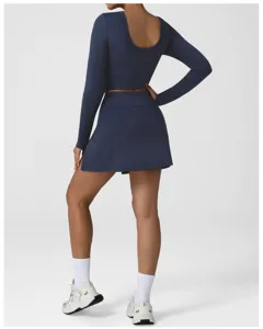 Γυναικείο αθλητικό σετ με μακρυμάνικο crop top και φούστα τένις σε σκούρο μπλε για fitness.