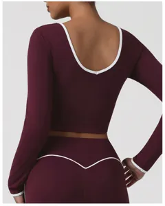 Vista posteriore del crop top a maniche lunghe bordeaux con bordo bianco per il fitness.