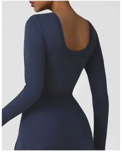 Rückdetail des dunkelblauen langärmeligen Yoga-Tops mit rückenfreiem Schnitt für Fitness.