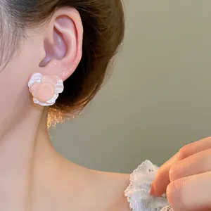 Detailaufnahme von Harz Rosenblüten Ohrringen, eleganter und süßer Schmuck für das tägliche Outfit.