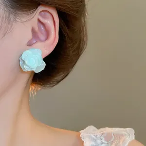Zarte Harz Rosenblüten Ohrstecker, elegantes hellblaues Blumen Design für Damen und Mädchen.
