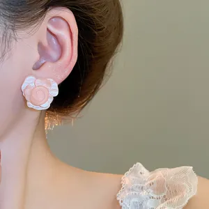 Detailansicht der Harz Rosenblüten Ohrstecker mit rosa Blumenmuster und feinem Silberstift.