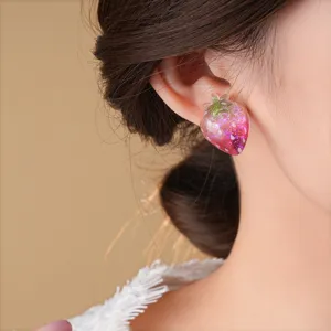 Süße Harz Erdbeere Ohrstecker für Damen, trendiger glitzernder Sommer Ohrschmuck.