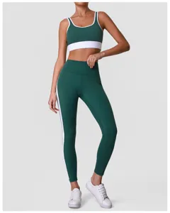 Detailansicht eines grünen Sport-BHs und hoher Yoga-Leggings mit weißen Seitenstreifen.