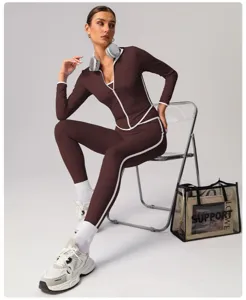Bruine dames sportset met rits top en hoge taille legging voor fitness en trainingen.