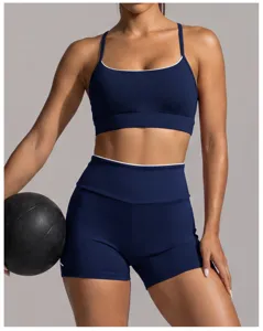 Détail en gros plan d'un ensemble de sport soutien-gorge et short taille haute.