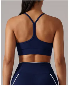 Vue détaillée du soutien-gorge de sport bleu foncé avec un design dos nageur élégant.