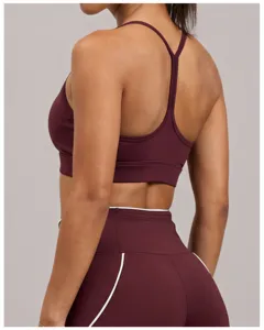 Détail du dos du soutien-gorge de sport bordeaux avec un design dos nageur élégant.