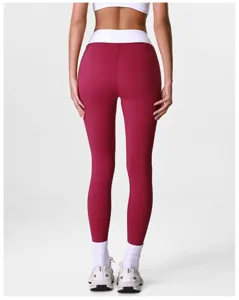 Detailansicht der Damen High-Waist Yoga-Hose in Weinrot mit weißem Kontrast-Bund.