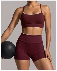Ensemble de sport bordeaux pour femme, soutien-gorge et short de fitness vue de détail.