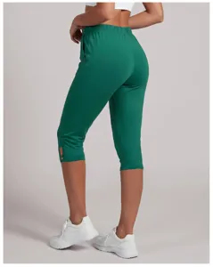 Grüne Sport-Caprihose Rückendetail mit Figurformung und stilvollem Beinausschnitt.