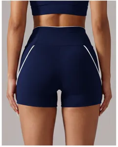 Vue arrière détaillée de short de yoga taille haute avec des détails de passepoil blanc.