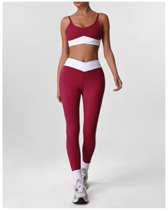 Detailansicht Damen Sportbekleidung Set mit weinrotem Sport-BH und hoher Leggings.
